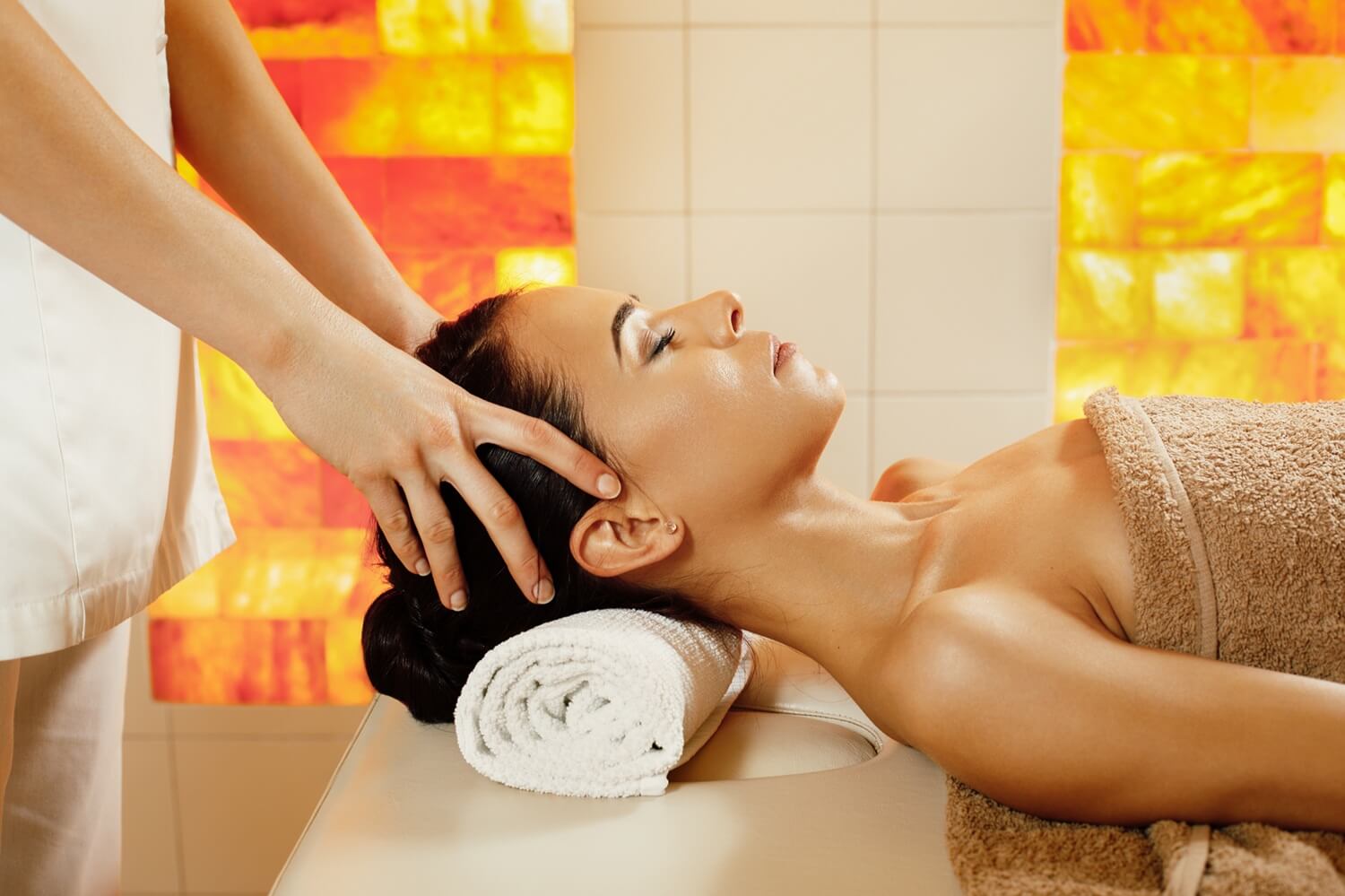 Massage du cuir chevelu dans un cadre de détente