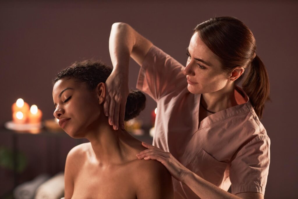 Massage des épaules dans un espace de détente