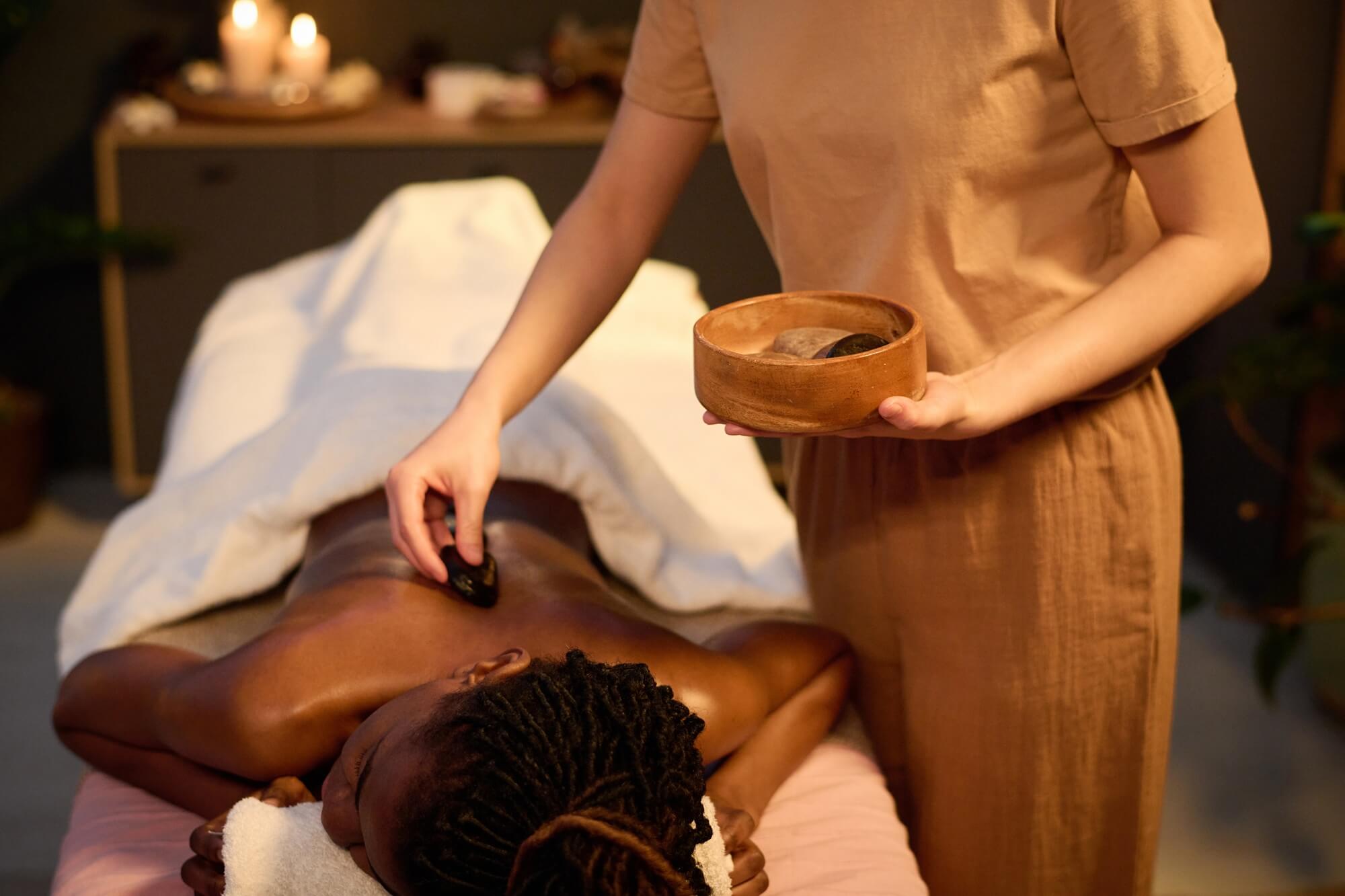 Application d’un soin sur le dos pendant un massage