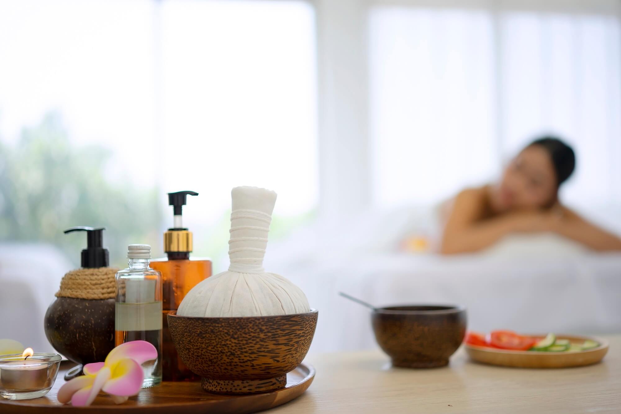 Huiles et accessoires de spa dans un espace de détente