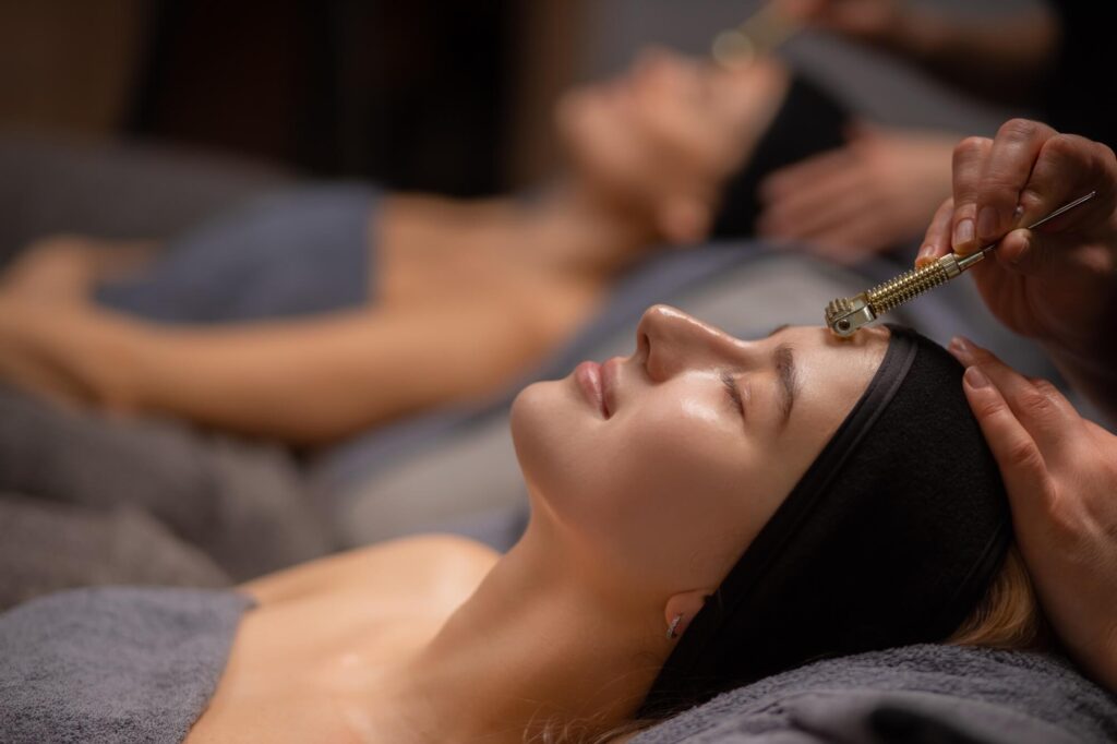 Soin du visage avec un rouleau de massage