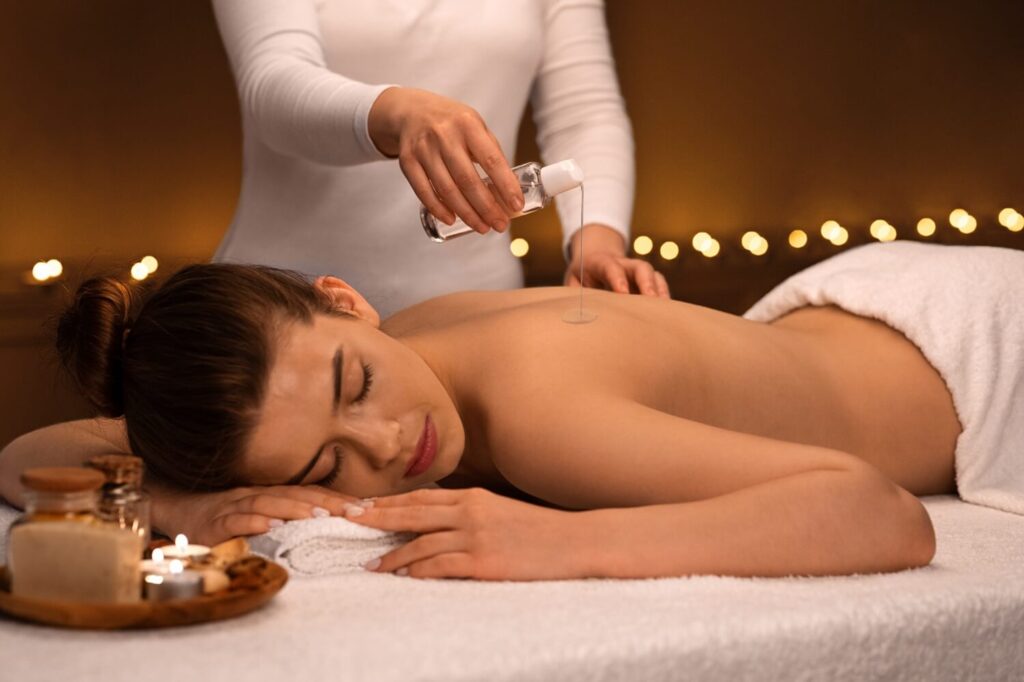 Application d’huile sur le dos avant un massage